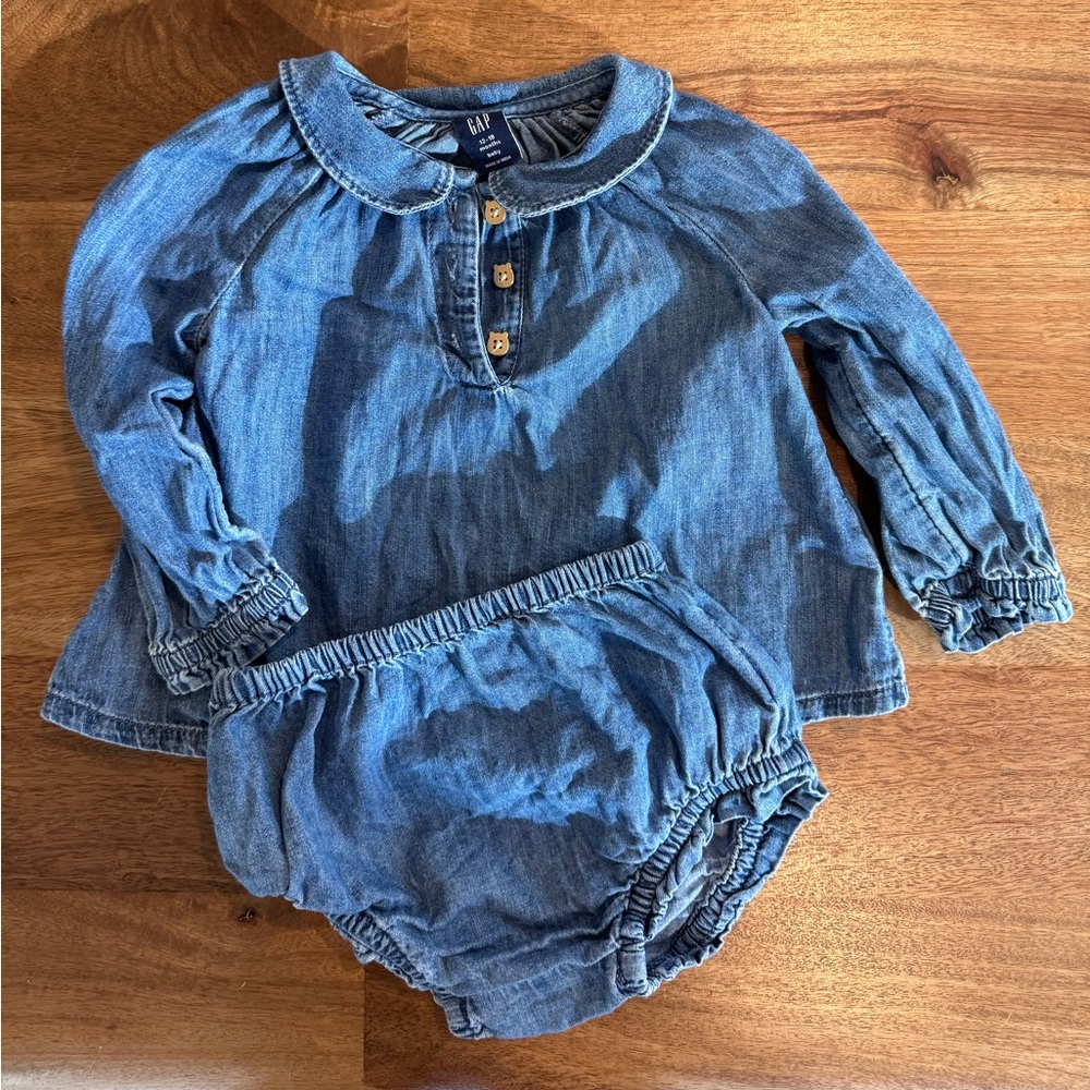 Baby Gap blouse and shorts outfit in 12-18 months